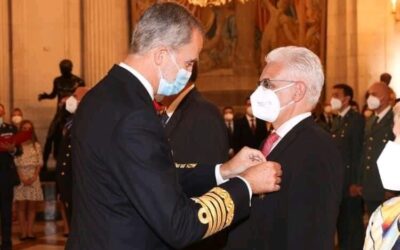 Javier Carnicer recibe del rey Felipe VI la Cruz de Oficial de la Orden de Isabel la Católica